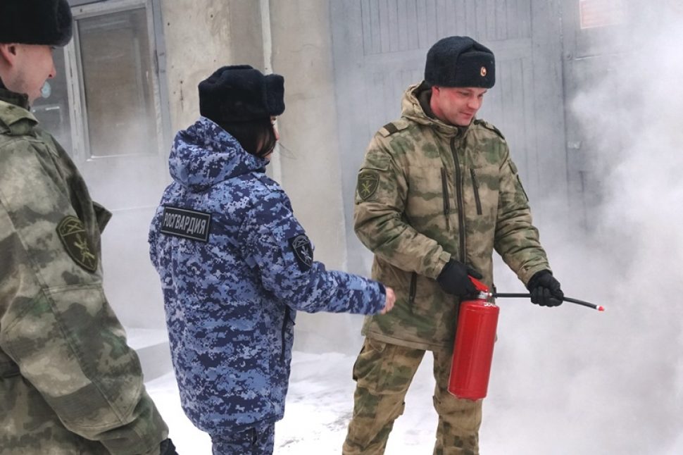 В Архангельске начальник инспекции пожарной безопасности провела занятие по пользованию первичными средствами пожаротушения